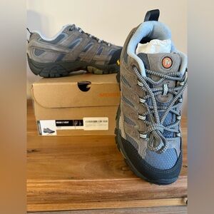 Merrell Women's Smoke MOAB 2 Vent Hiking Shoes size 7 W. NWOT